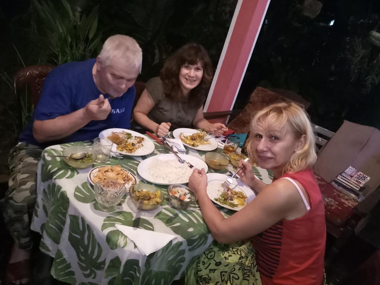Green Grass Homestay Сігірія Екстер'єр фото